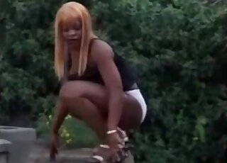 Ebony with blonde hair doing poop in pants